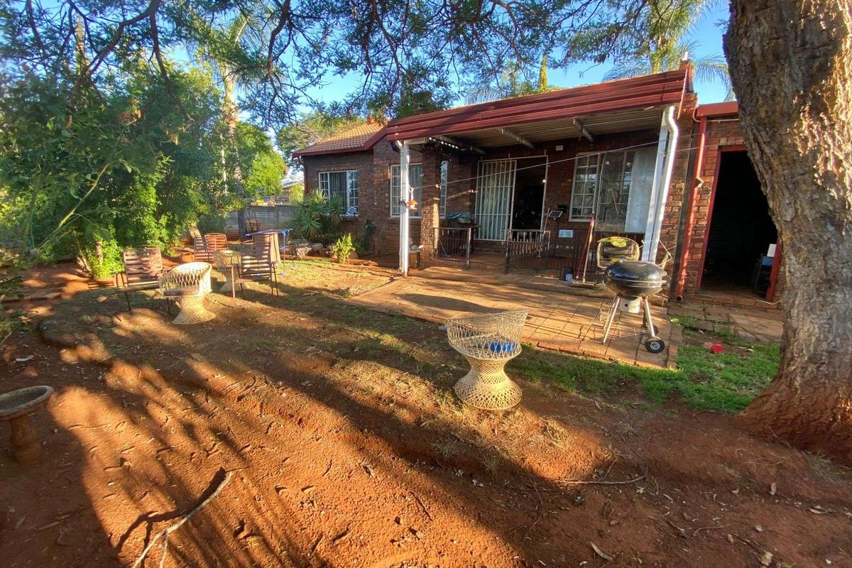 Townhouse For Sale in Garsfontein - Photo 4