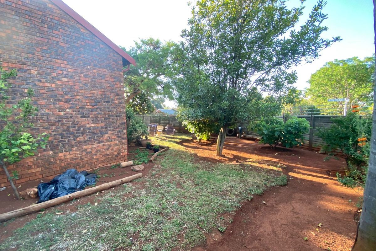 Townhouse For Sale in Garsfontein - Photo 3
