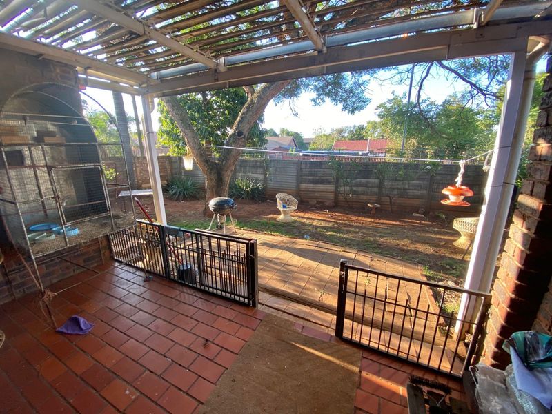 Townhouse For Sale in Garsfontein - Photo 5