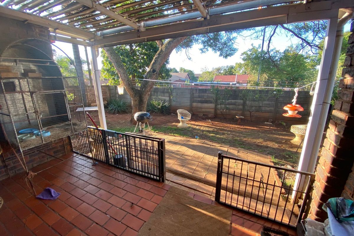 Townhouse For Sale in Garsfontein - Photo 5