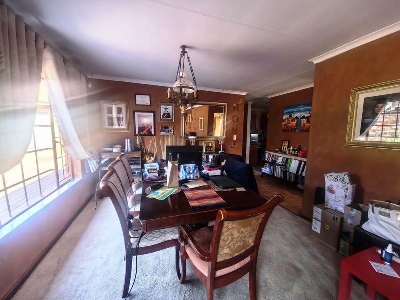 House For Sale in Zwartkop - Photo 4