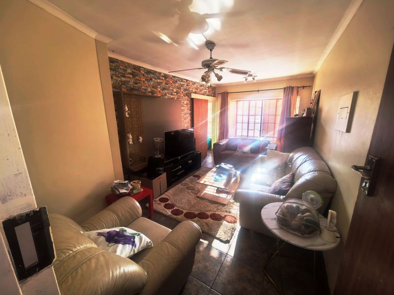 House For Sale in Zwartkop - Photo 5