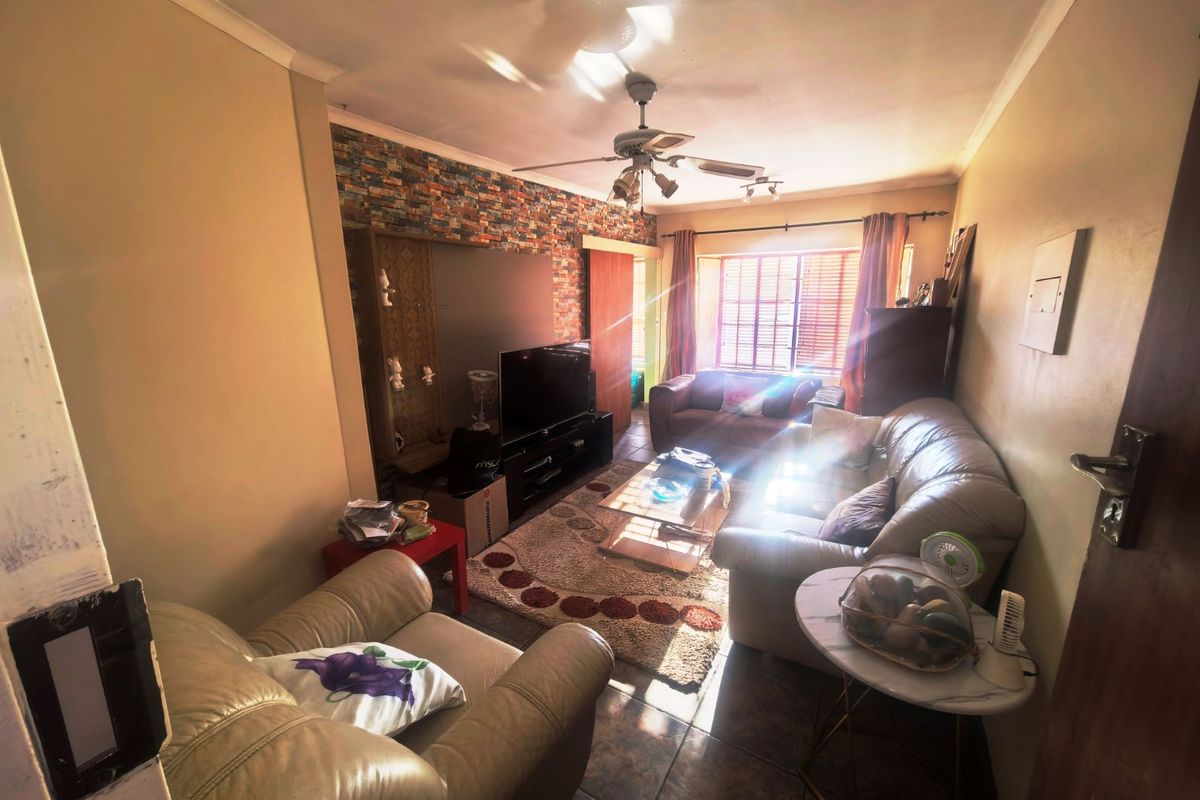 House For Sale in Zwartkop - Photo 5