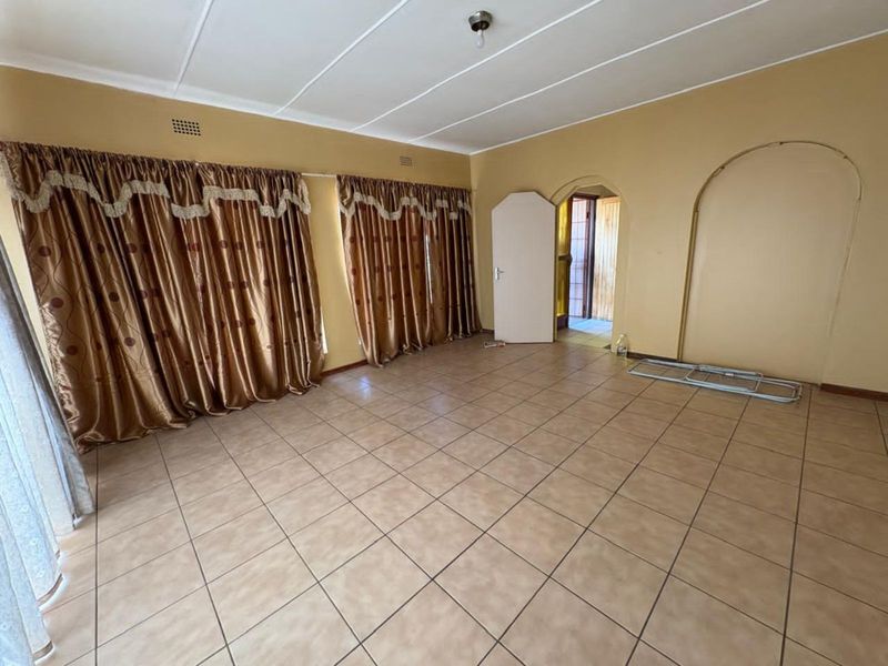 House For Sale in Diamant Park - Photo 3