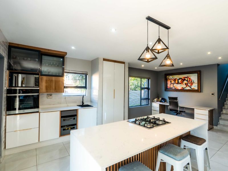 House For Sale in Olympus AH - Photo 2