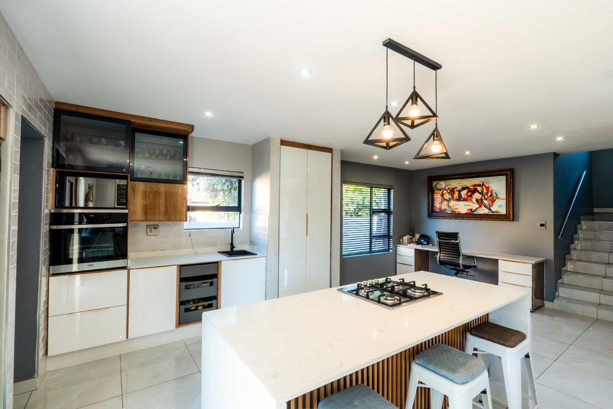 House For Sale in Olympus AH - Photo 2