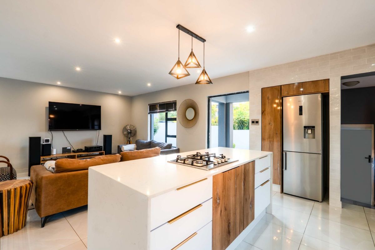 House For Sale in Olympus AH - Photo 3