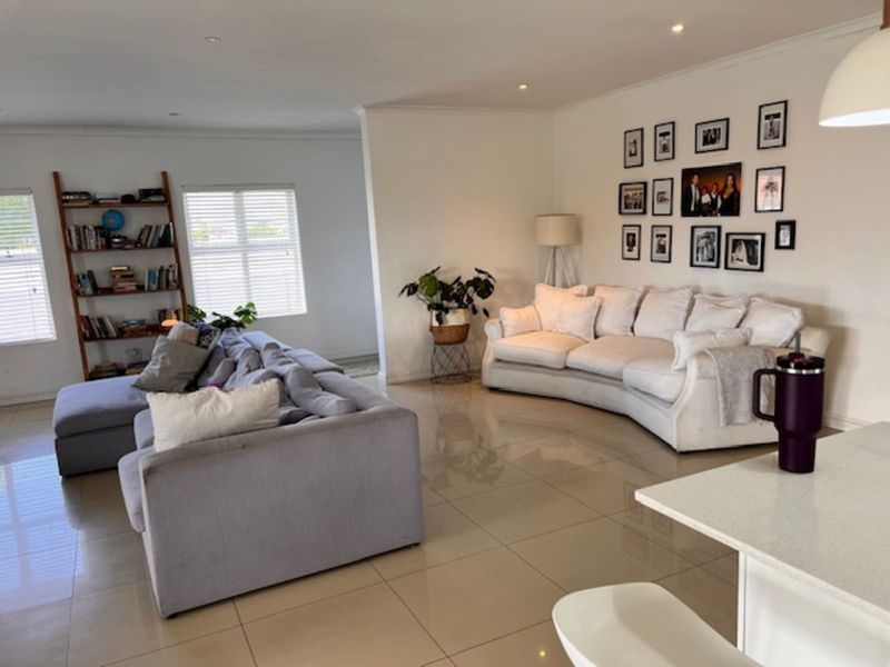 House For Sale in Croydon - Photo 2