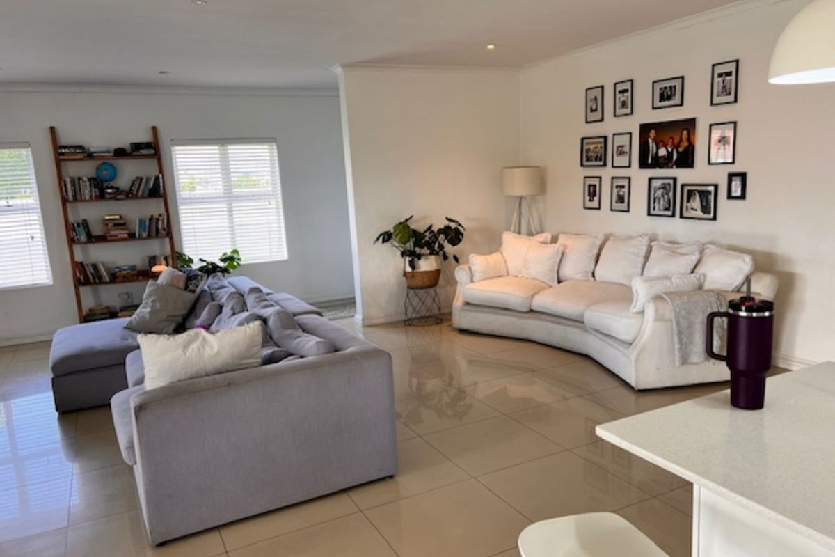 House For Sale in Croydon - Photo 2