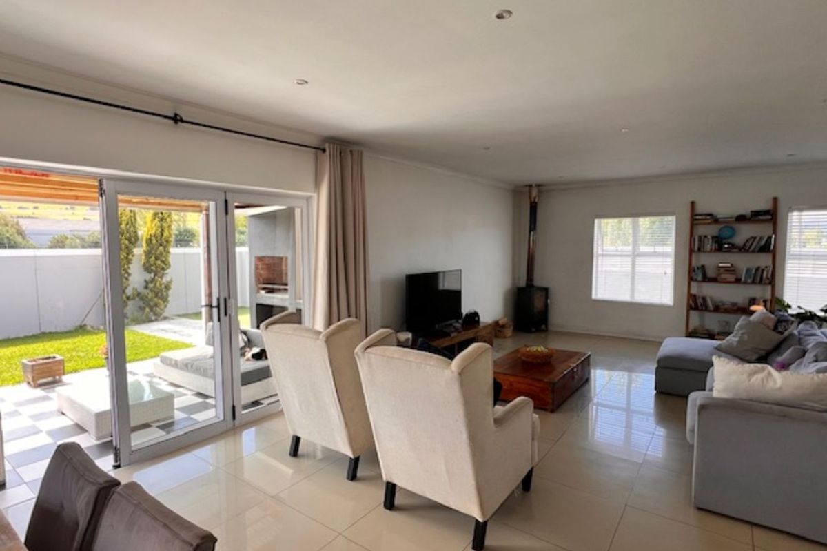 House For Sale in Croydon - Photo 3