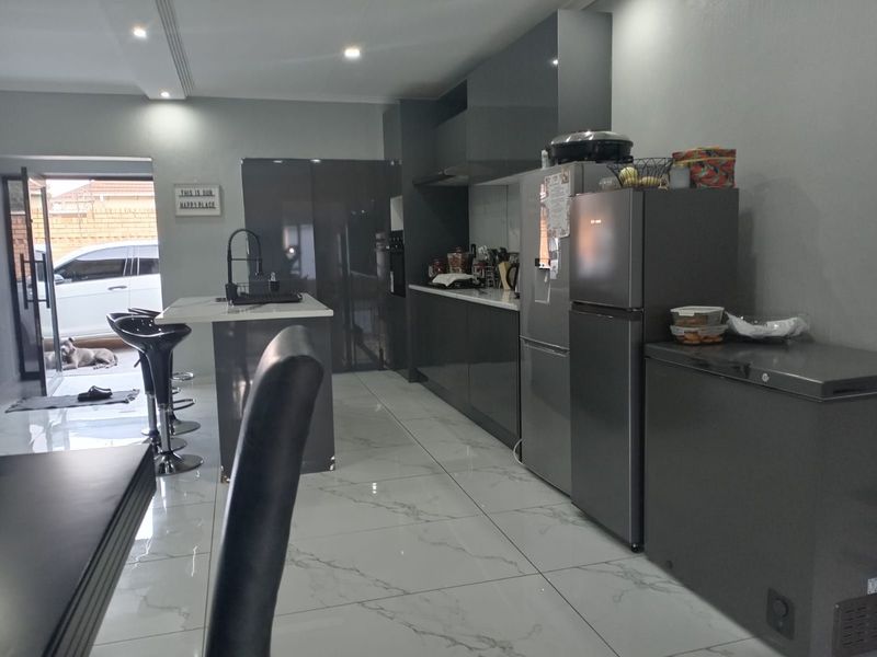 House For Sale in Greymont - Photo 2