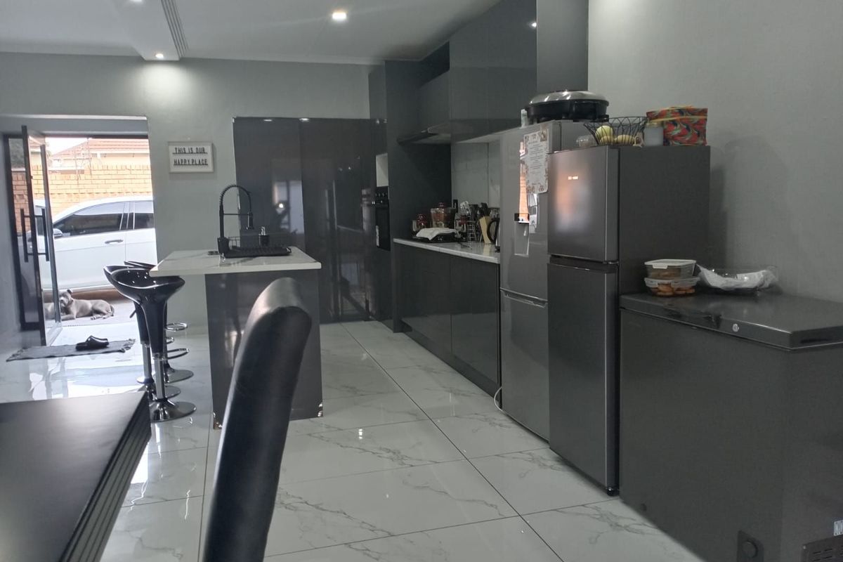 House For Sale in Greymont - Photo 2