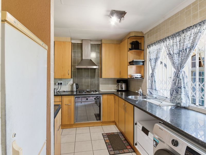 House For Sale in Wilgeheuwel - Photo 3