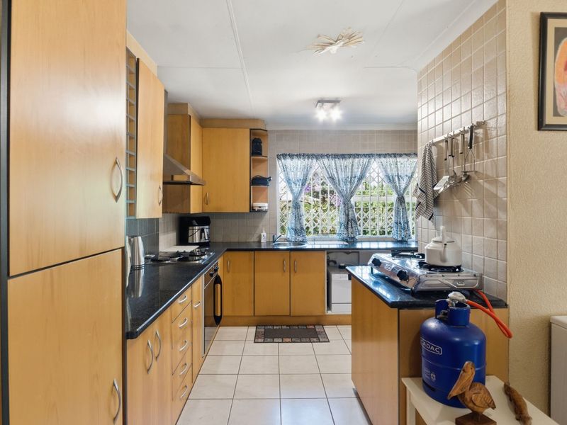 House For Sale in Wilgeheuwel - Photo 2