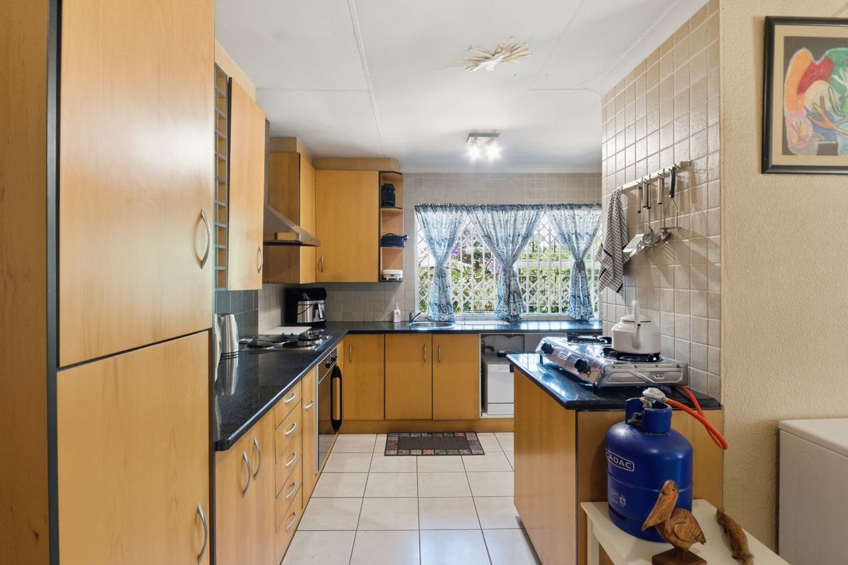 House For Sale in Wilgeheuwel - Photo 2