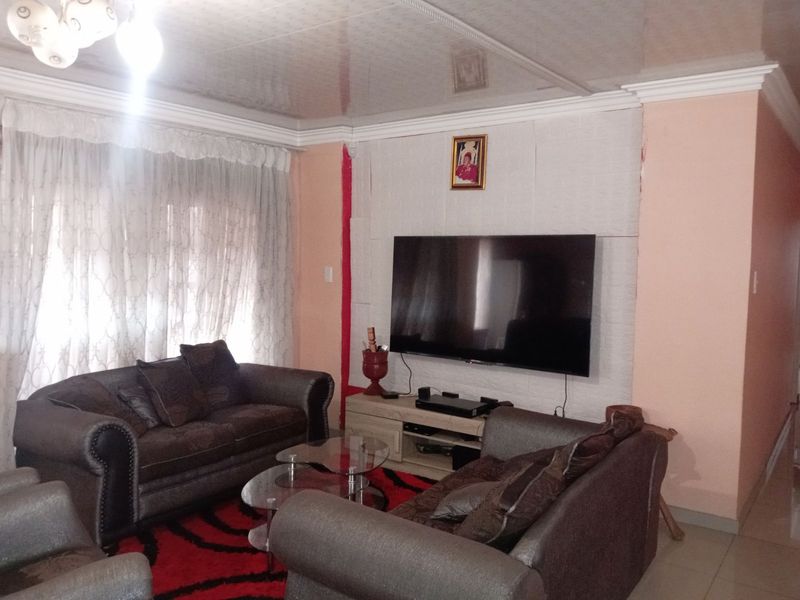 House For Sale in Mahlako-a-phahla Gardens - Photo 2