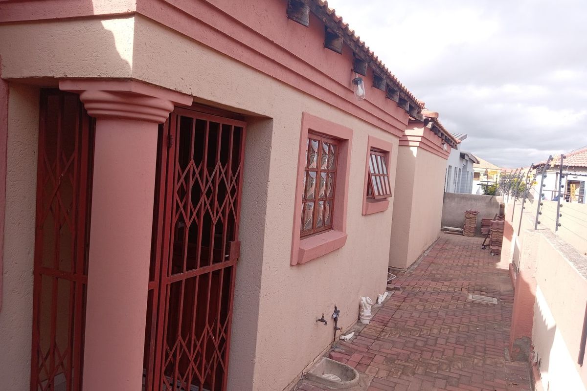 House For Sale in Mahlako-a-phahla Gardens - Photo 4