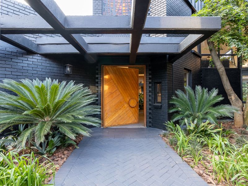 House For Sale in Waterkloof - Photo 2