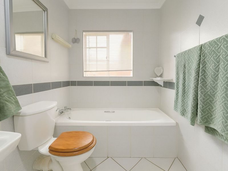 Townhouse For Sale in Moreleta Park - Photo 9