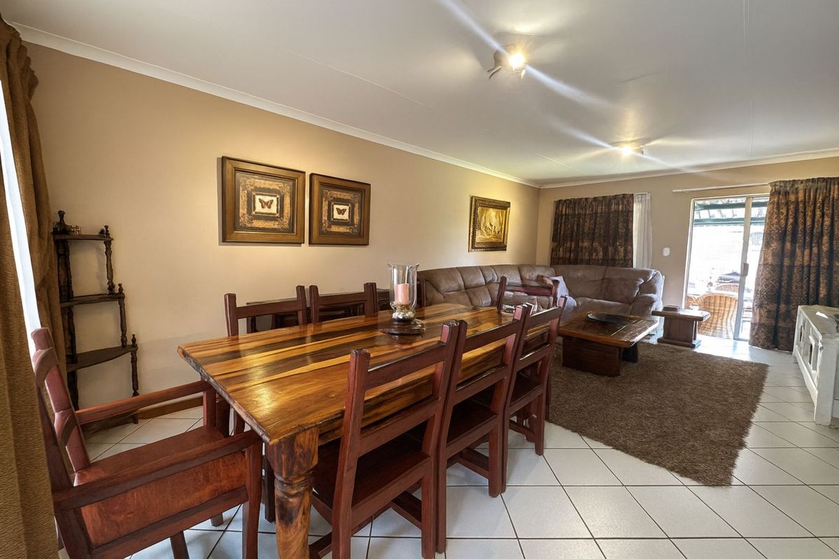 Townhouse For Sale in Moreleta Park - Photo 2