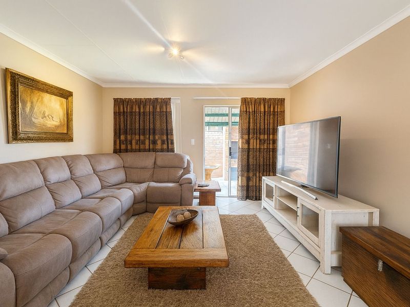 Townhouse For Sale in Moreleta Park - Photo 3