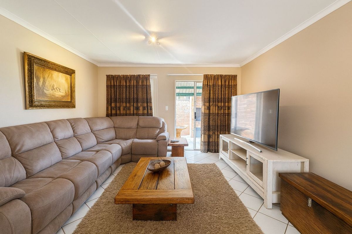 Townhouse For Sale in Moreleta Park - Photo 3