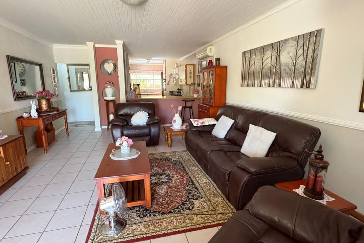 Townhouse For Sale in Camelot - Photo 3