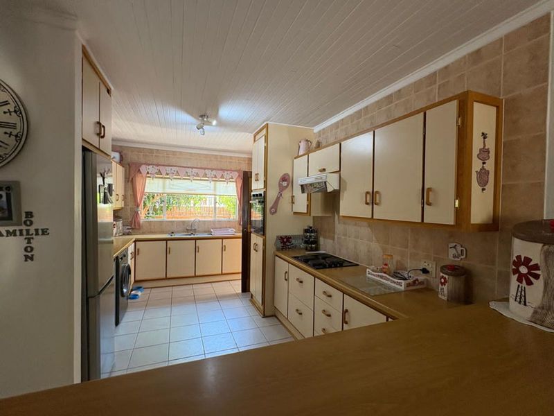 Townhouse For Sale in Camelot - Photo 10