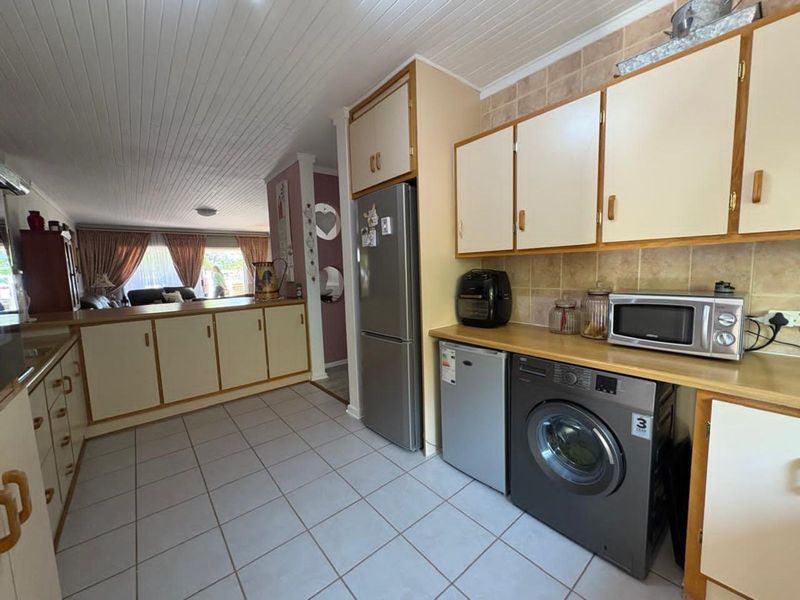 Townhouse For Sale in Camelot - Photo 9