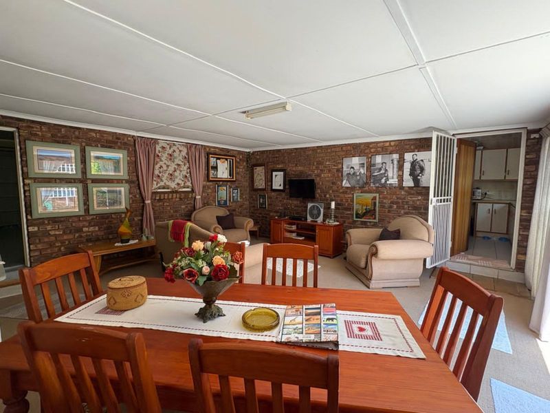 Townhouse For Sale in Camelot - Photo 8
