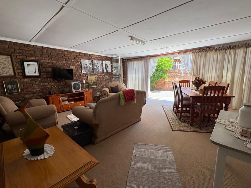 Townhouse For Sale in Camelot - Photo 7