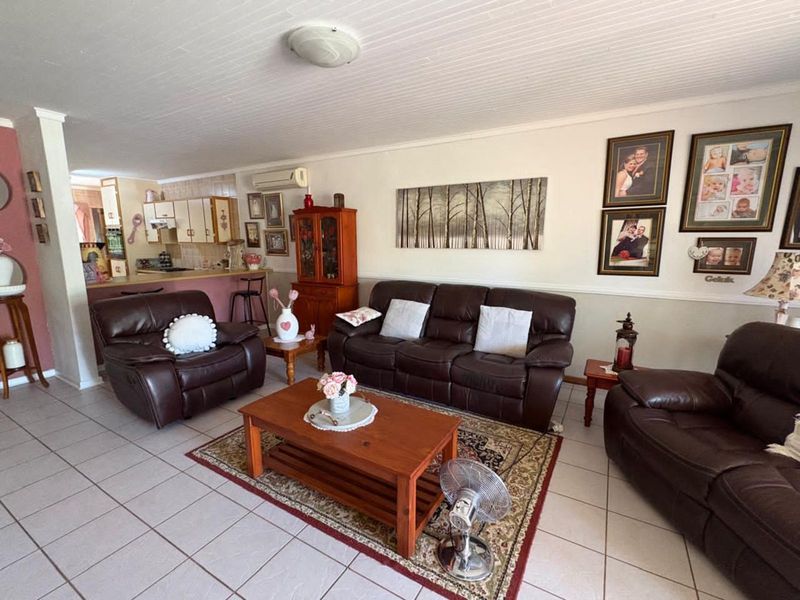 Townhouse For Sale in Camelot - Photo 4