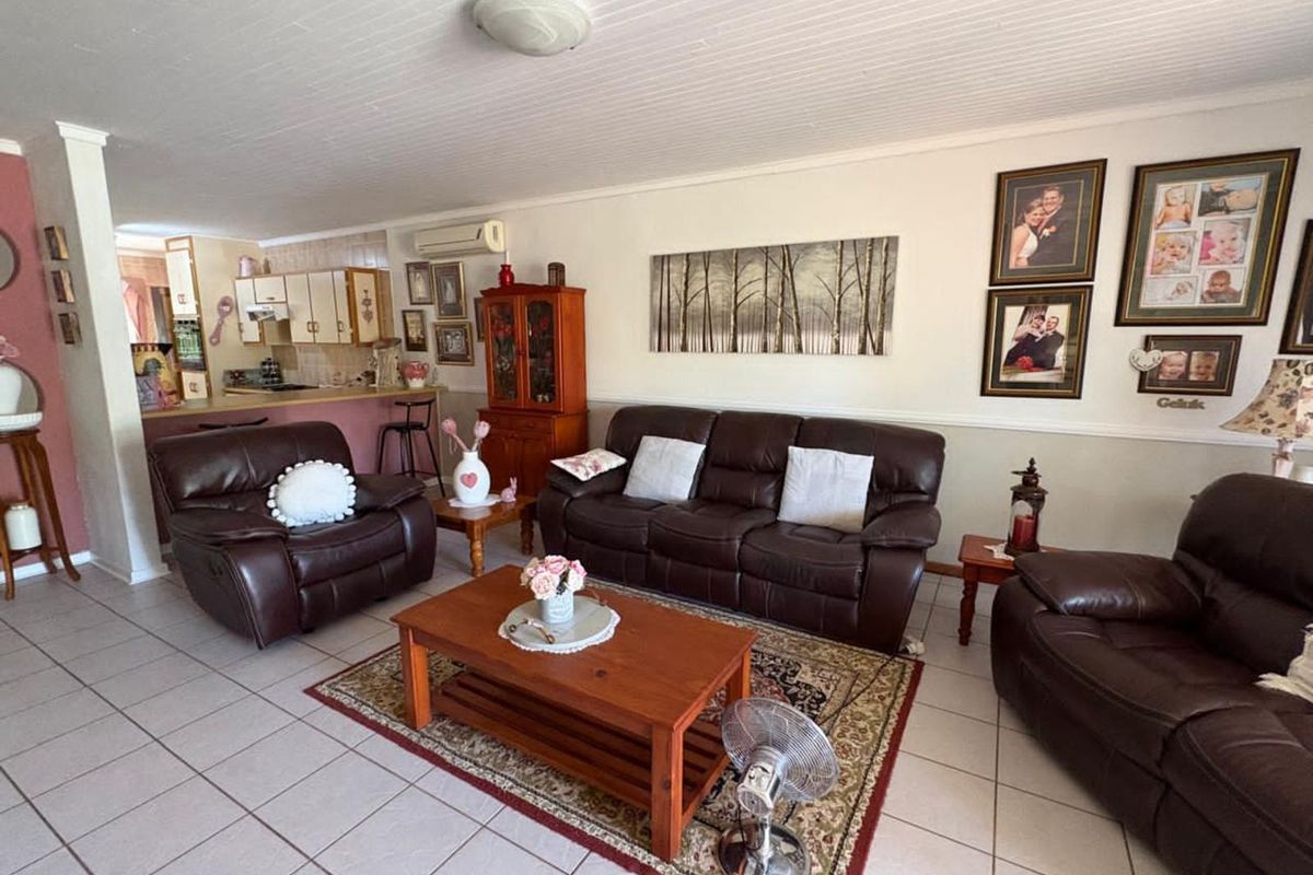Townhouse For Sale in Camelot - Photo 4