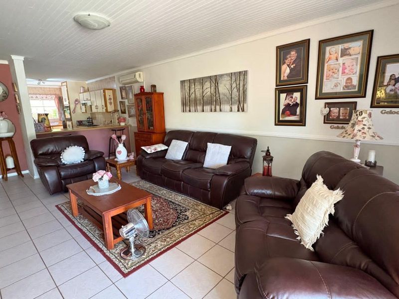 Townhouse For Sale in Camelot - Photo 2