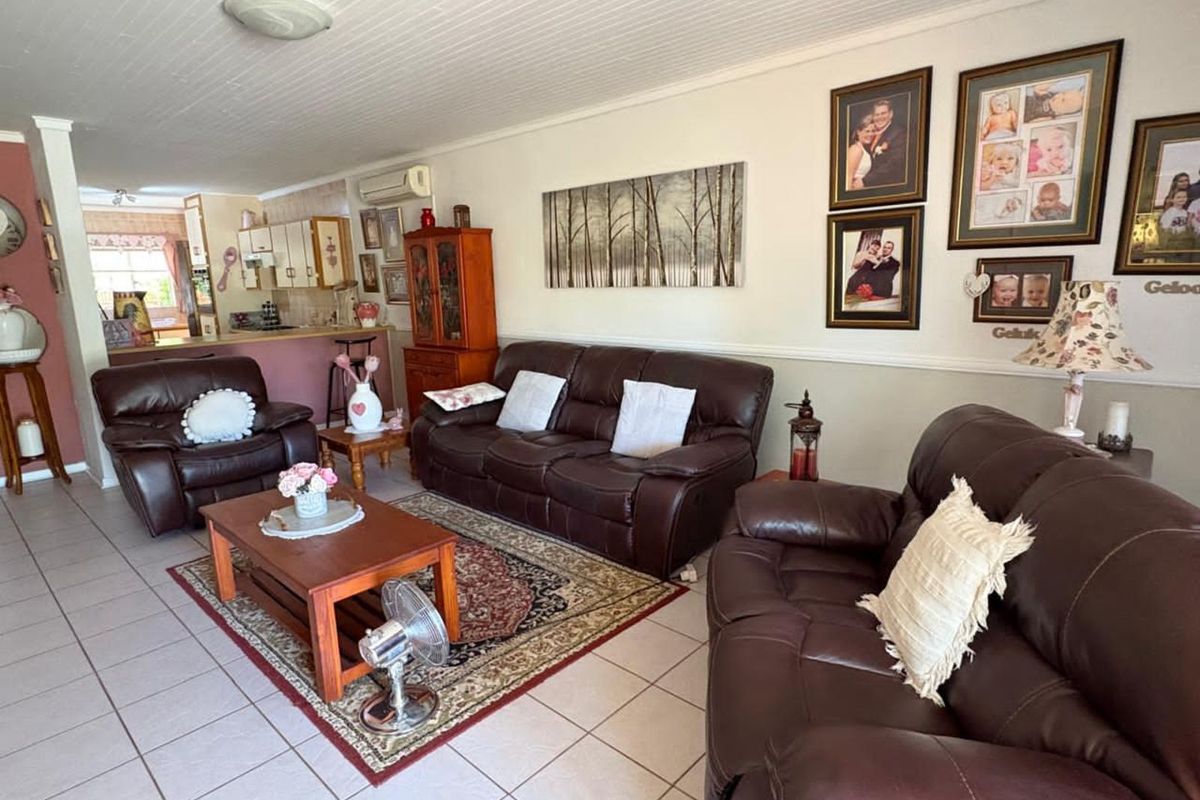 Townhouse For Sale in Camelot - Photo 2