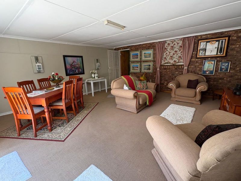 Townhouse For Sale in Camelot - Photo 6