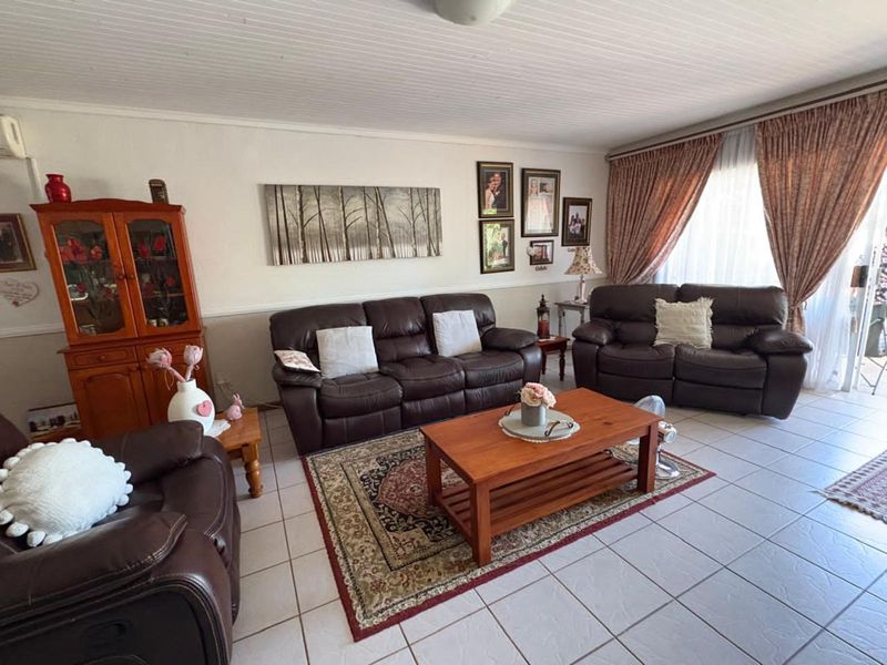 Townhouse For Sale in Camelot - Photo 5