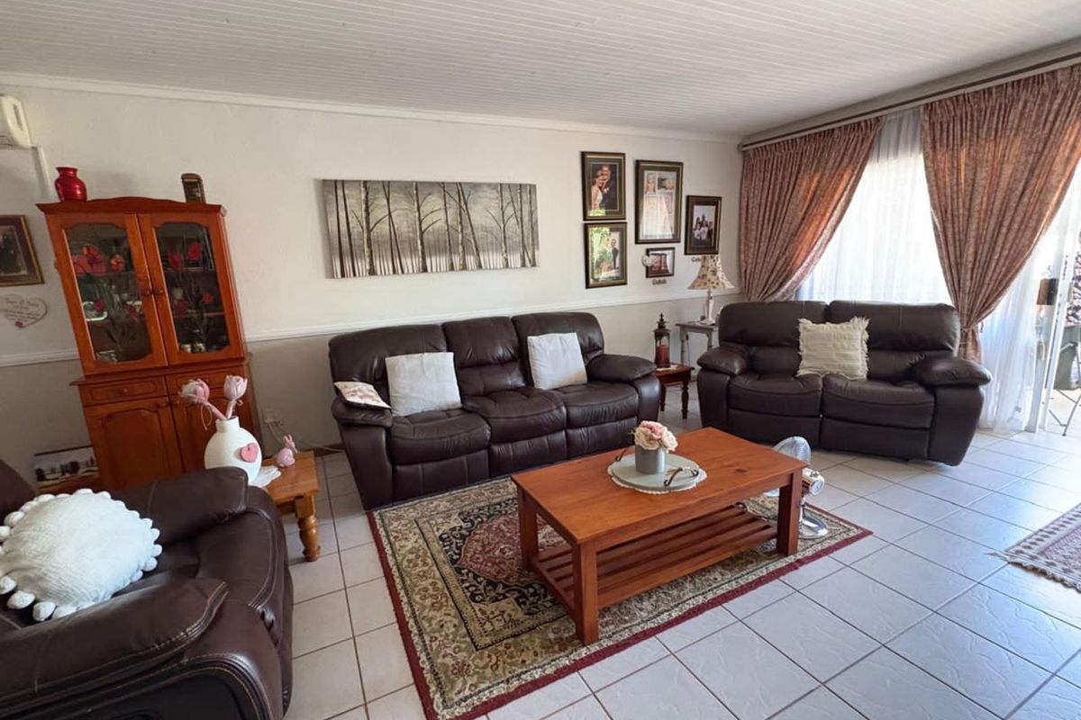 Townhouse For Sale in Camelot - Photo 5