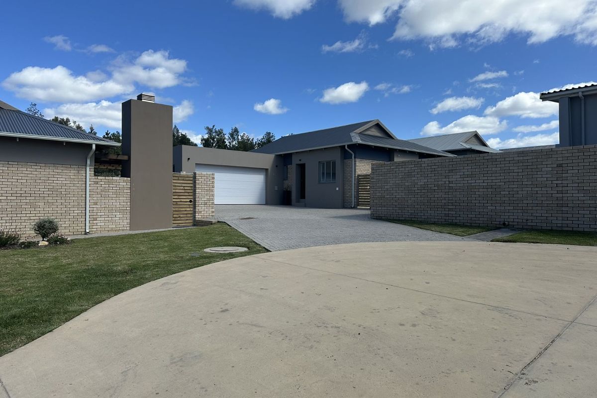 Townhouse For Sale in Mooikloof Country Estate - Photo 2