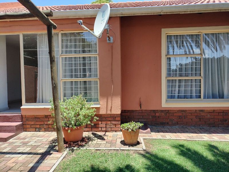 Townhouse For Sale in Alan Manor - Photo 3