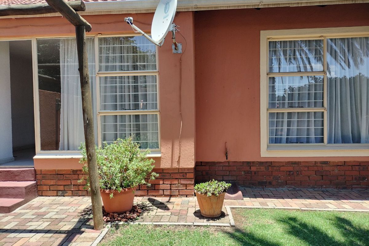 Townhouse For Sale in Alan Manor - Photo 3