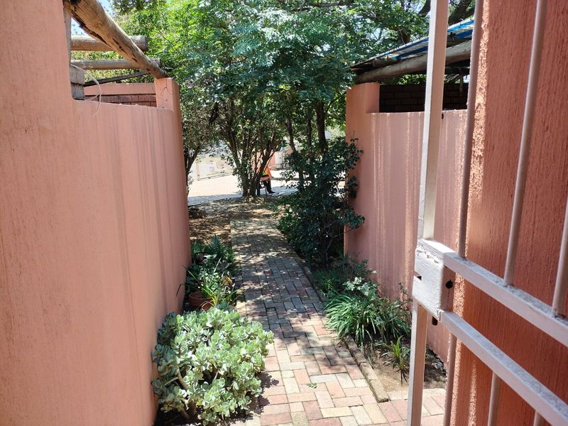 Townhouse For Sale in Alan Manor - Photo 2
