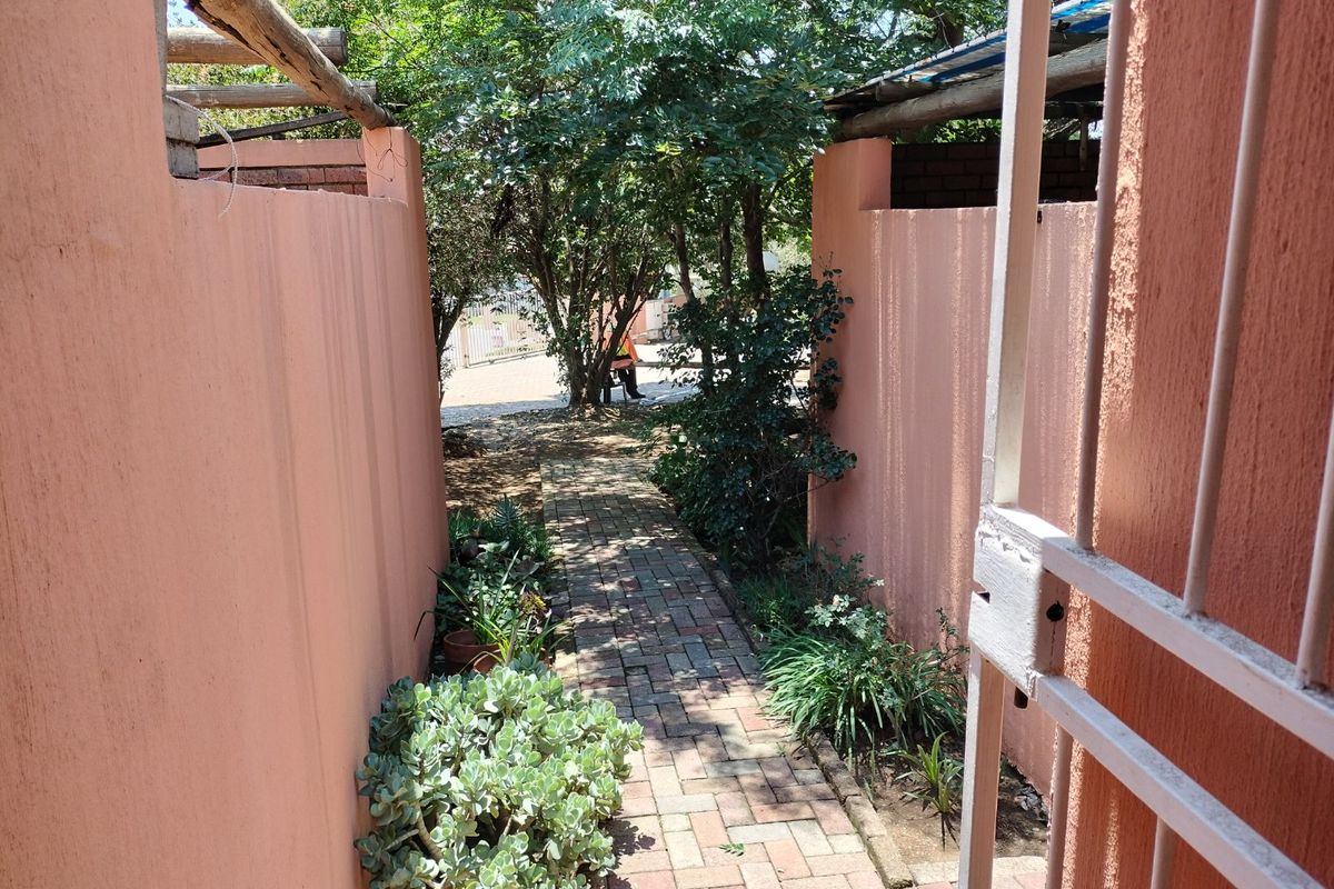 Townhouse For Sale in Alan Manor - Photo 2