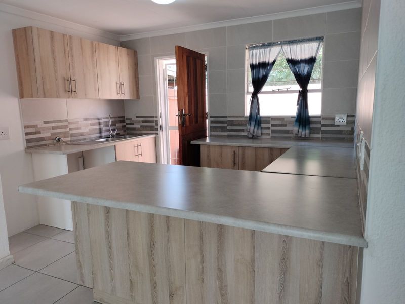 Townhouse For Sale in Alan Manor - Photo 4