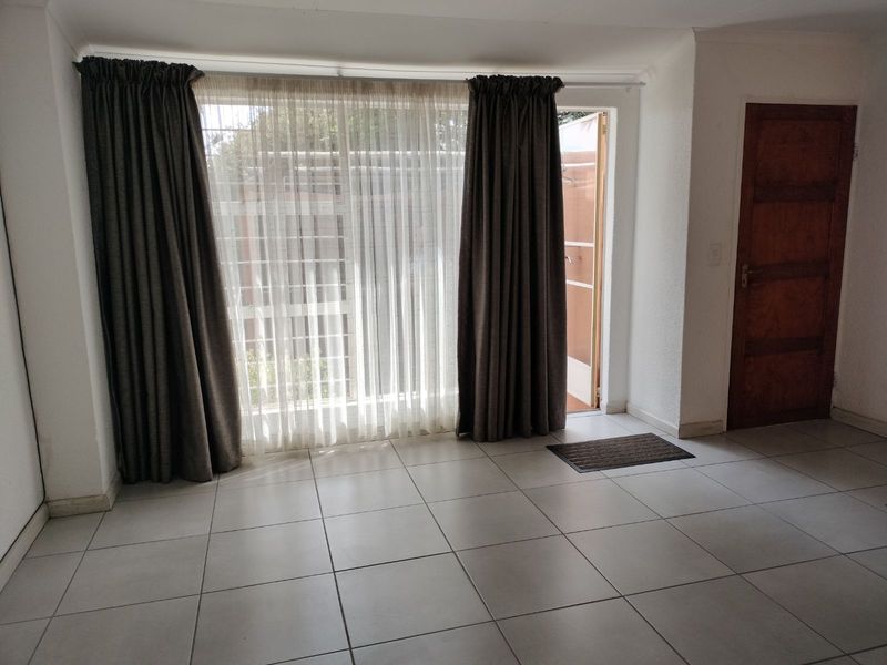 Townhouse For Sale in Alan Manor - Photo 6