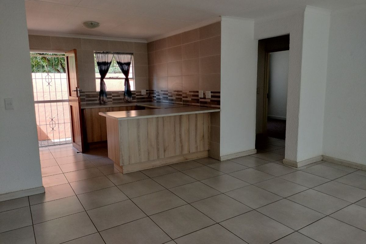 Townhouse For Sale in Alan Manor - Photo 5