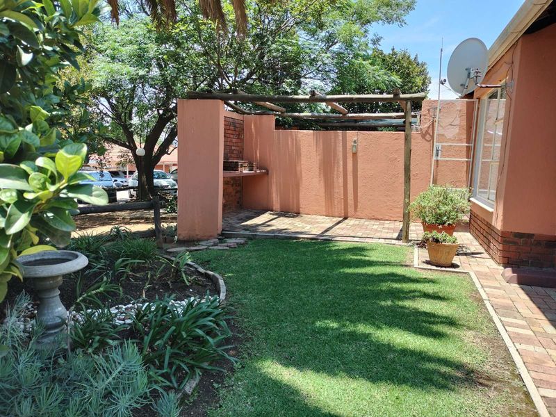 Townhouse For Sale in Alan Manor - Photo 1