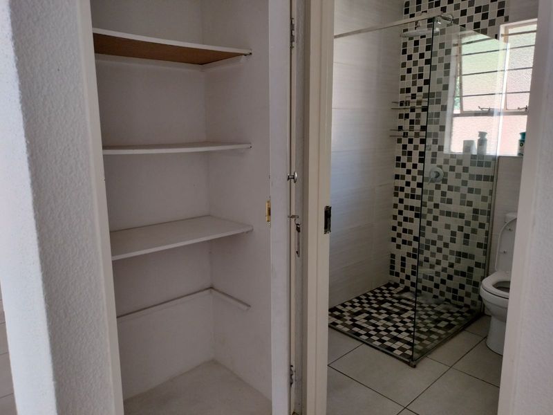 Townhouse For Sale in Alan Manor - Photo 9