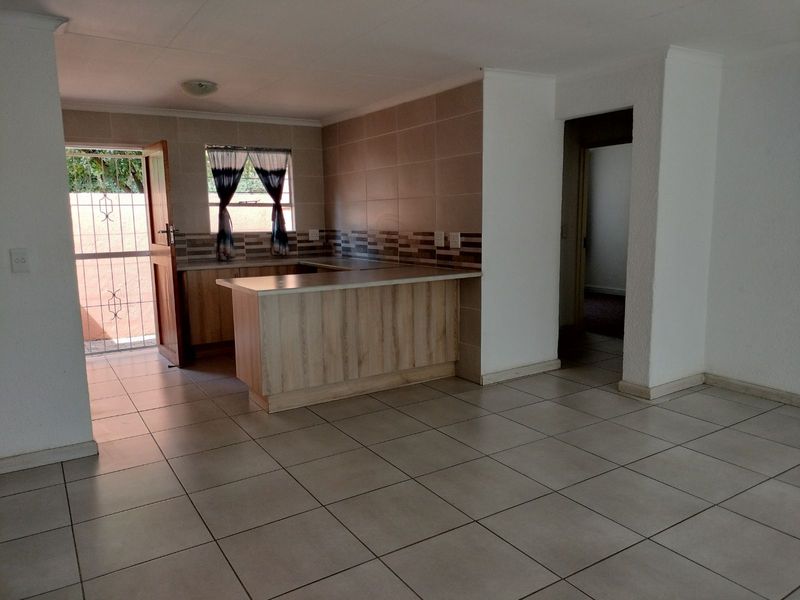 Townhouse For Sale in Alan Manor - Photo 5