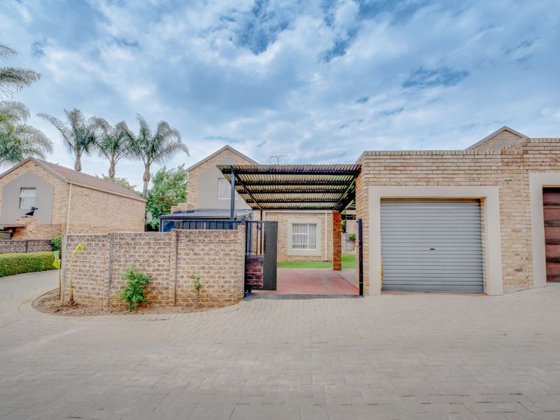 Townhouse For Sale in Wilgeheuwel - Photo 3